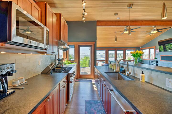 Scenic Water-View Queen Anne Home, 2Mi to Downtown gallery image 5