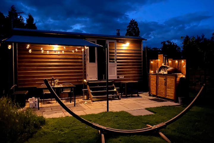 Poachers Hut - hot tub & pizza oven - Trossachs