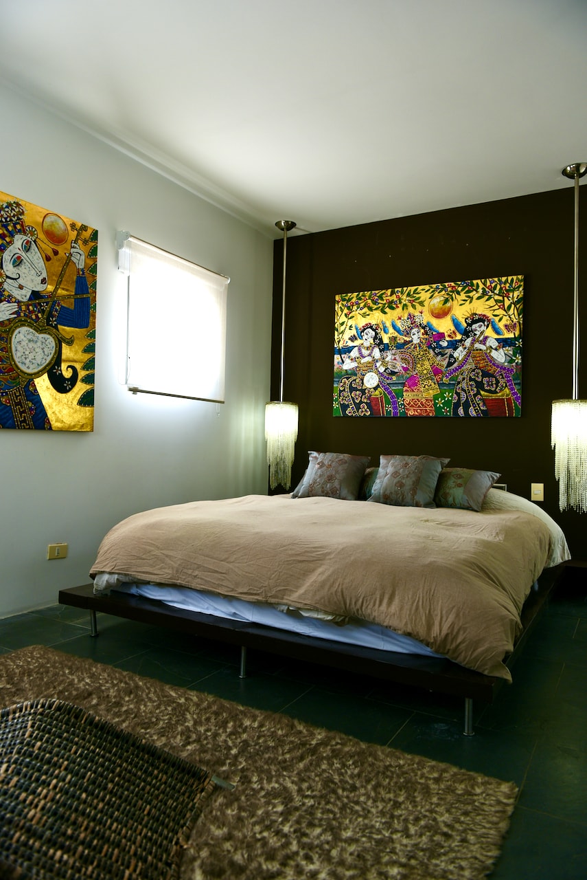 בחדר שינה מס '2 יש מיטה גדולה ואמנות באלינזית זהובה. בחדר שינה מס '2 יש מיטה גדולה ואמנות באלינזית עם נושא מוזהב