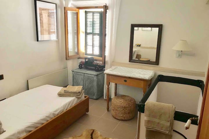 Anquetil Twin or single bedroom with optional cot ideal for children. 