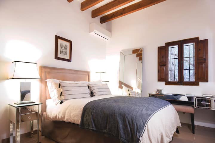 The Burton bedroom overlooks the garden and has an en-suite shower room. It is located on the ground floor