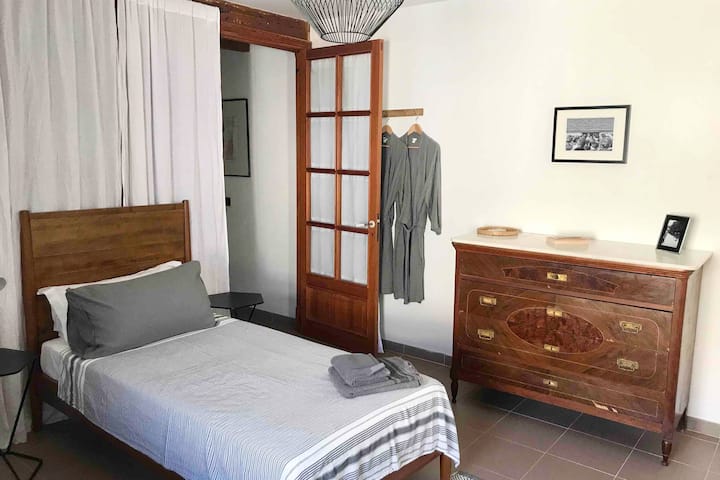 Twin bedroom with shared bathroom. Tom Simpson