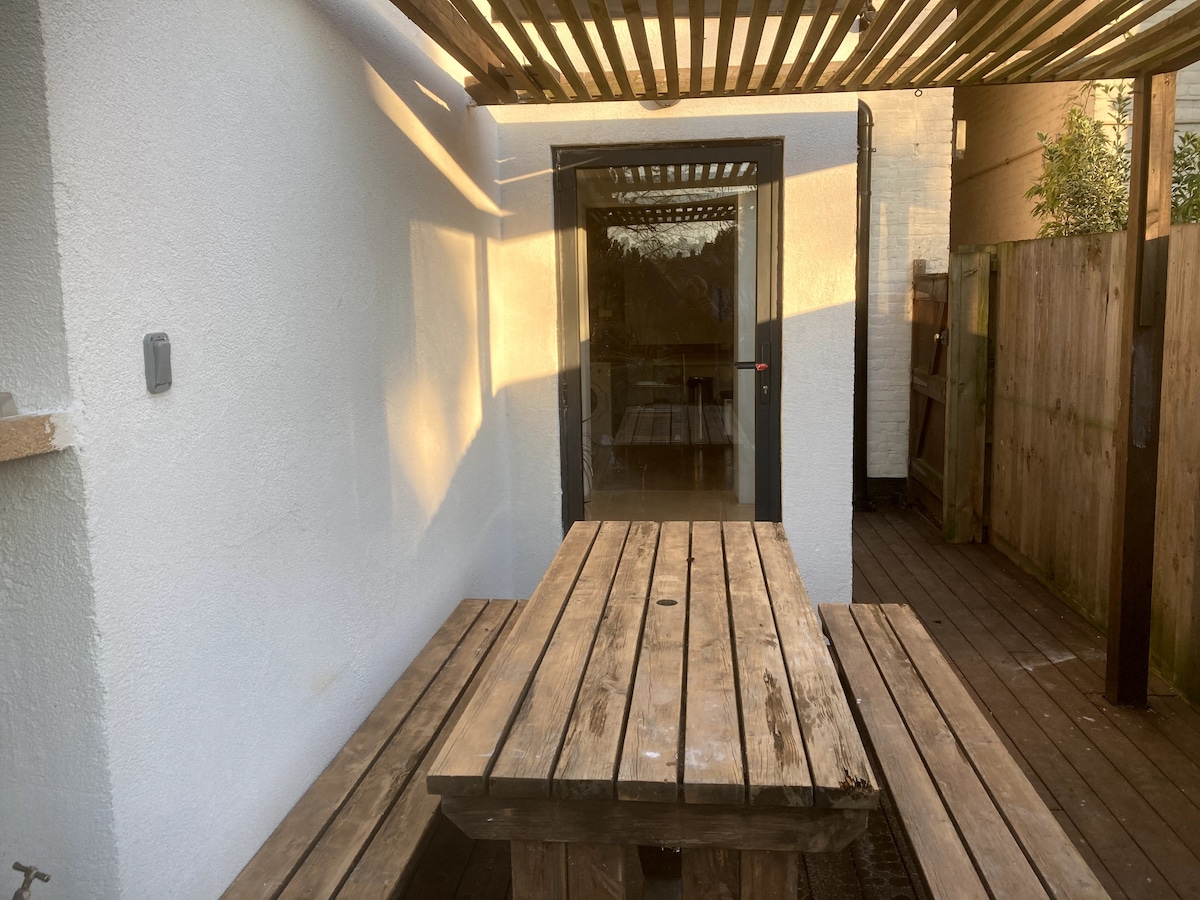 Self-contained, private entrance, near city centre