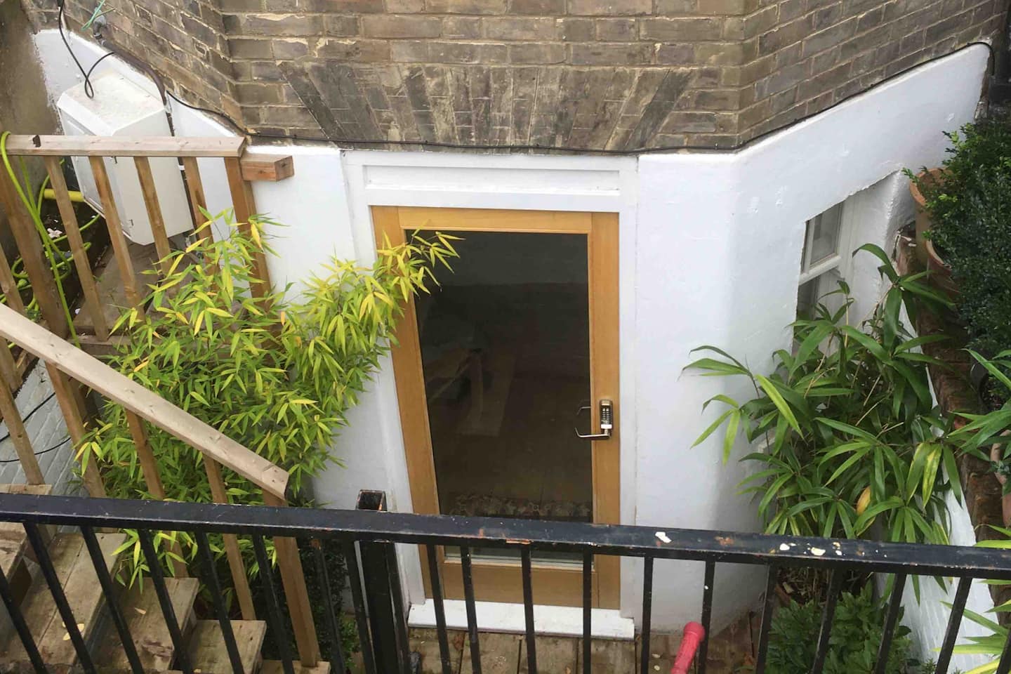 Self-contained, private entrance, near city centre