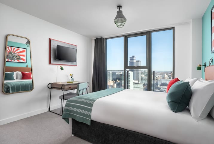 2 Bed Flat in City Centre with Gym, 24/7 Reception