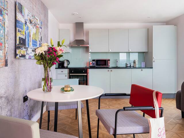 Large 2 Bed with Gym Access & 24/7 Reception gallery image 2