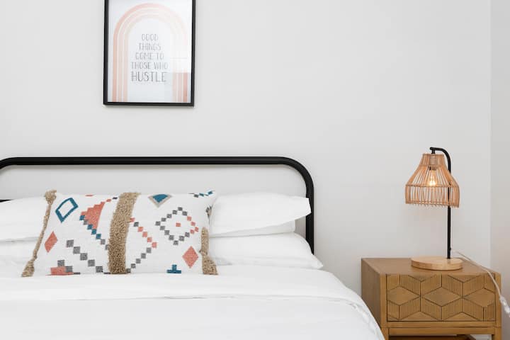 غرفة النوم رقم2 . خارج غرفة الطعام مباشرة
