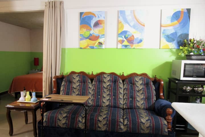 ספה נוחה שבה אפשר לשבת ולהירגע, לשוחח או לעבוד.