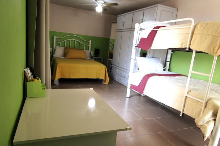 נוף לחדר שינה 2, עם מיטה זוגית ומיטת קומתיים, שבה החברים שלכם יכולים לנוח.