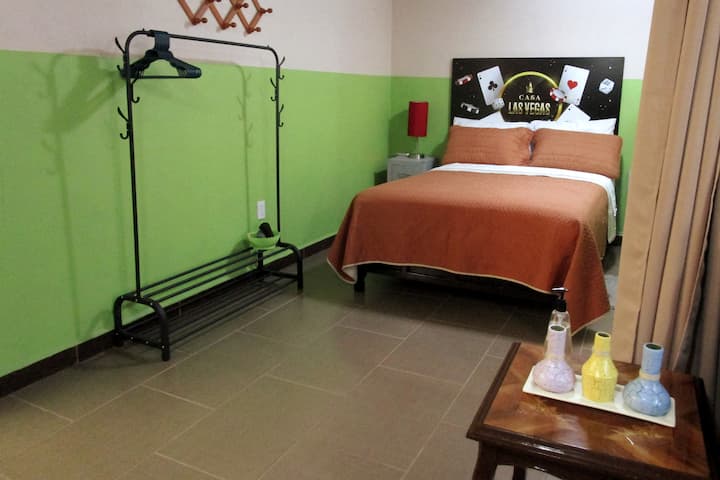 חדר שינה 1, עם מתלה לאחסון הבגדים והאביזרים שאתם מביאים.