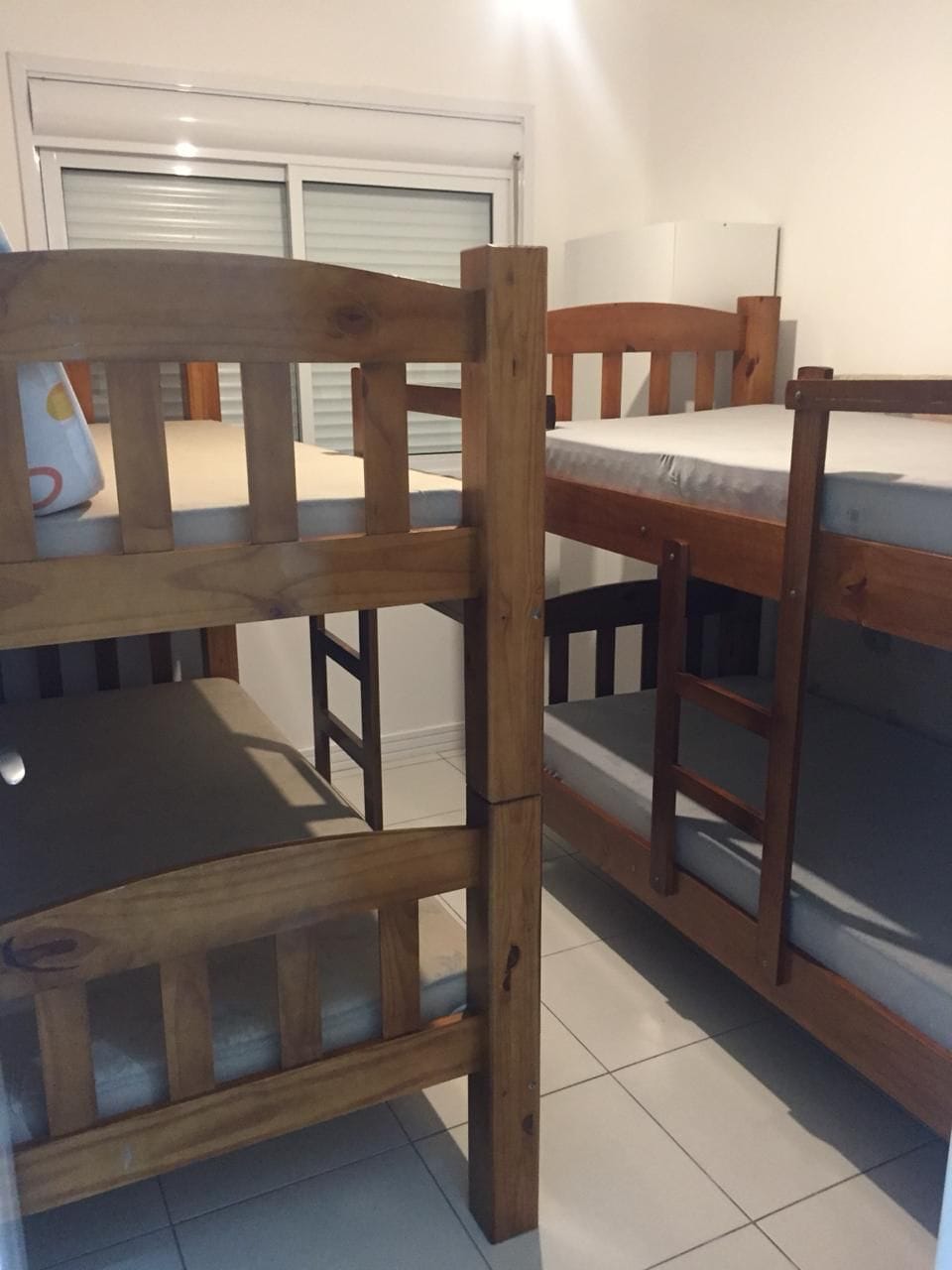 חדרי שינה קומתיים.