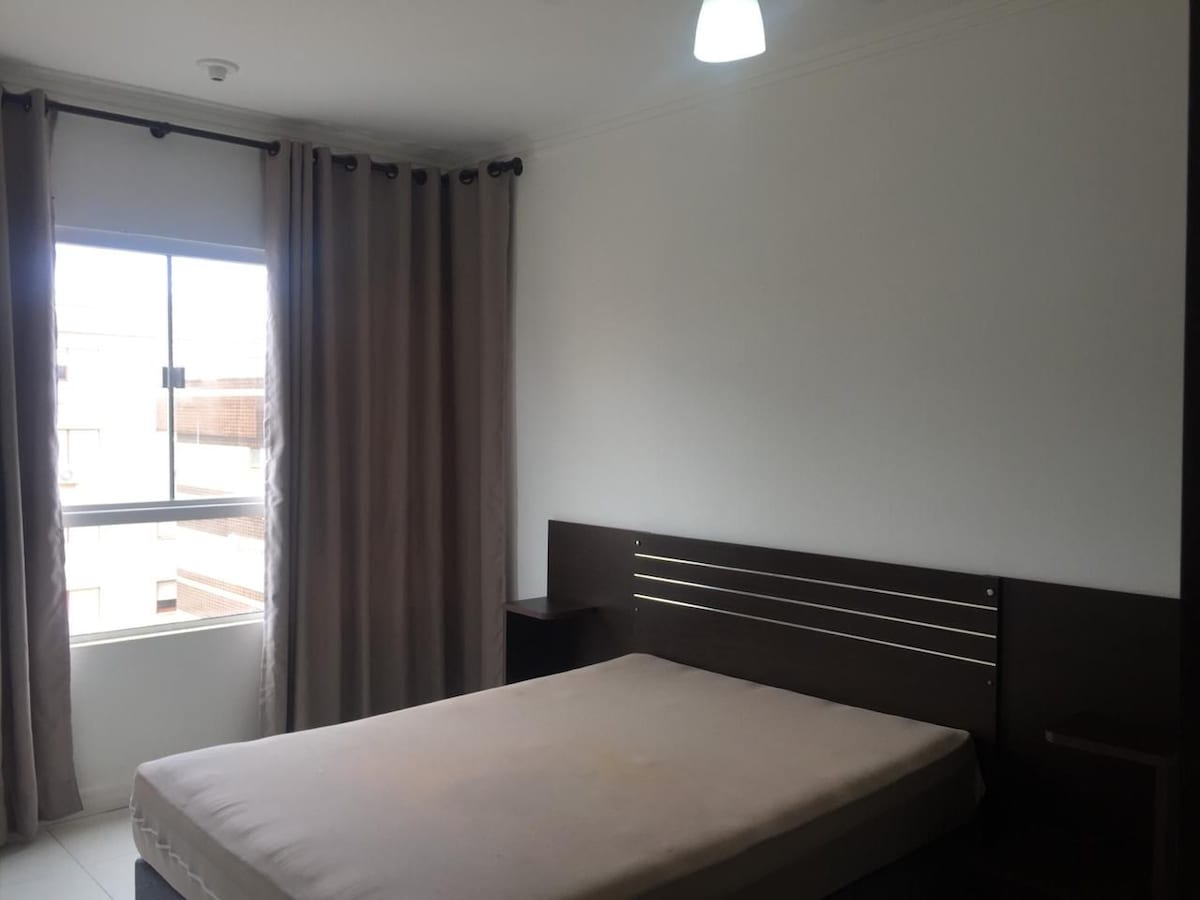 סוויטה, עם וילון האפלה ונוף לים.