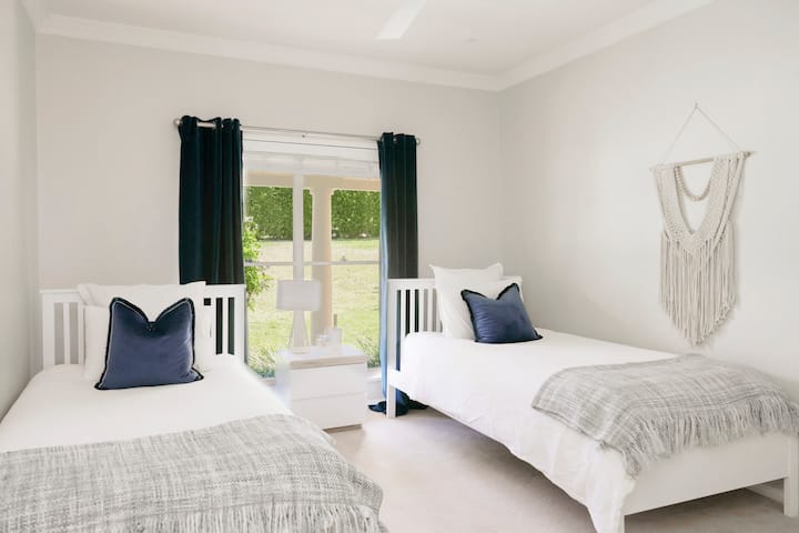 Суперголеми единични легла