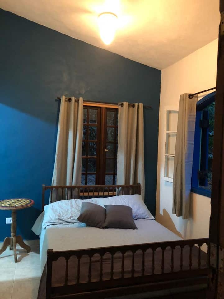 SUITE 3 (HABITACIÓN EXTERNA RENOVADA)
Esta Suite es externa y ubicada bajo un árbol centenario (SAMAÚMA), es sin duda la suite preferida de aventureros y amantes del contacto directo con la naturaleza. 