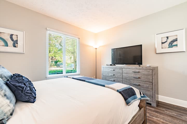 Guest bedroom with Queen Tempurpedic Tempur Adapt Mattress.