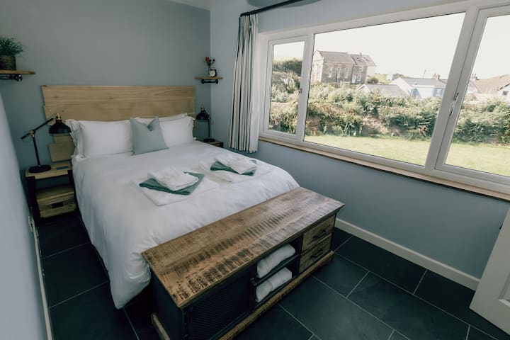 King size master bedroom with ensuite.

Deep mattress, soft sheets, fluffy towels and underfloor heating.