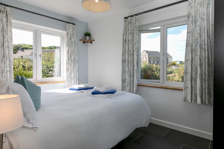 Second bedroom with comfy king size bed. 