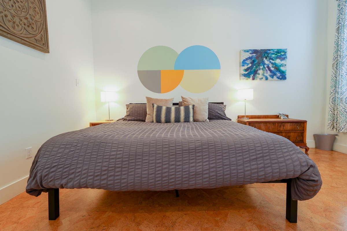 Schlafzimmer Nr.1 verfügt über eine bequeme Kingsize-Matratze, ein eigenes Badezimmer und einen geräumigen Kleiderschrank.