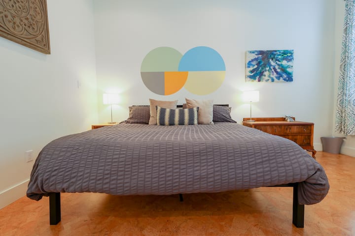 Chumba cha #1 cha kulala kina godoro la King lenye starehe, bafu la chumbani na kabati lenye nafasi kubwa.