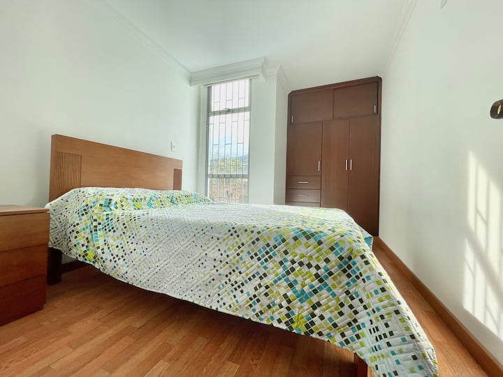 第三间客房位于二楼，配备新家具、矫形床垫、记忆泡沫治疗枕头和大衣柜。入住我们的房源，保证您在我们的房源住宿期间的舒适和休息。  