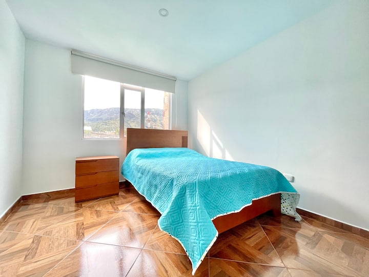 第一间客房位于三楼，配备新家具、矫形床垫和大衣柜。入住我们的房源，保证您住宿期间的舒适性和休息。  