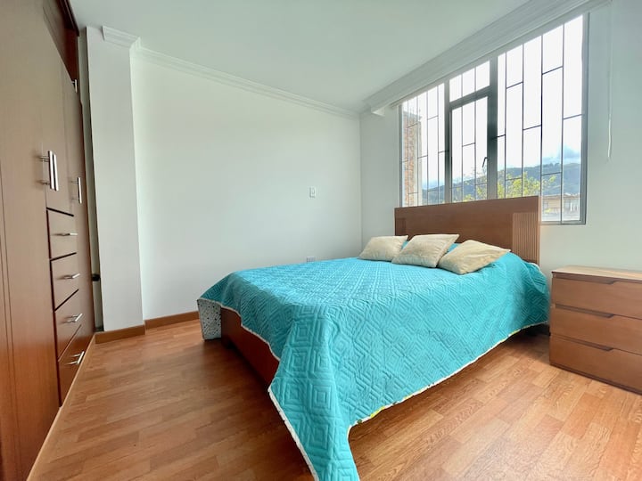 二楼客房配有新家具、矫形床垫、记忆泡沫治疗枕头和大衣柜。入住我们的房源，保证您住宿的完全舒适和休息。  