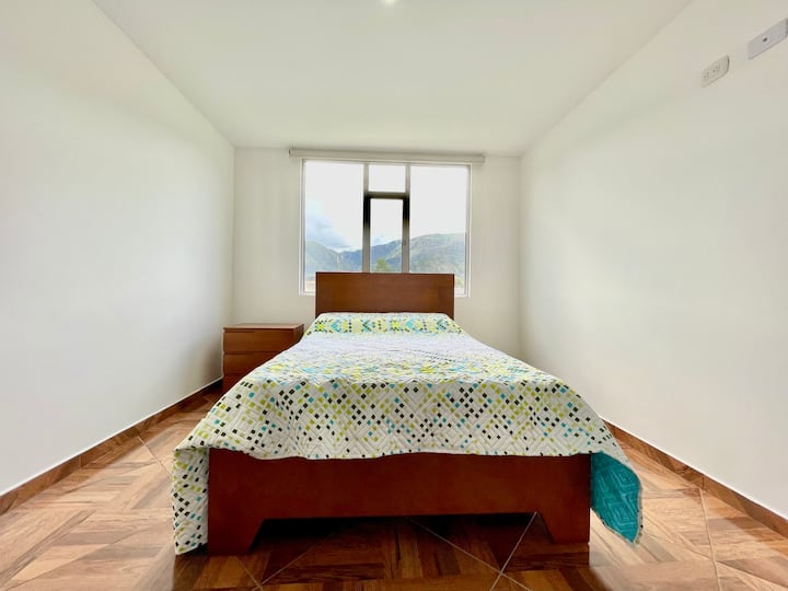 位于三楼的第二间客房，配备新家具、矫形床垫和大衣柜。入住我们的房源，保证您住宿期间的舒适性和休息。  