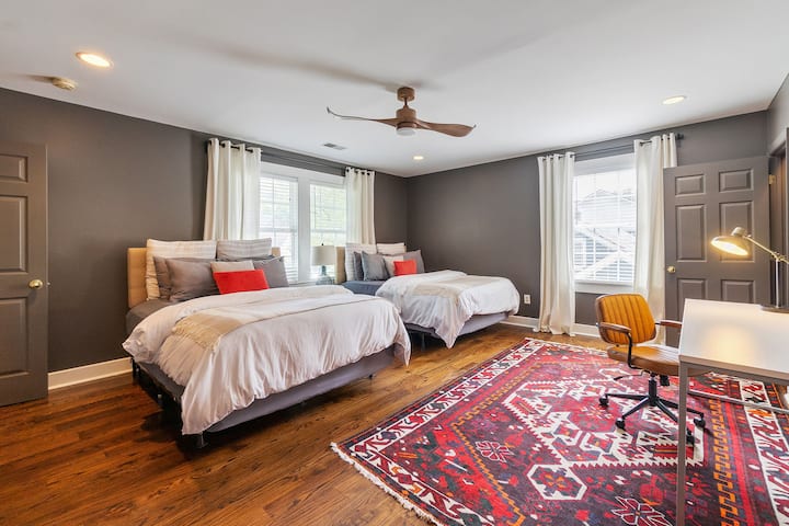 楼上超大卧室设有两张标准双人床和工作台，配有独立套内卫生间