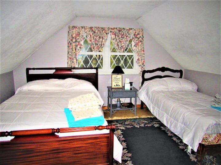 Tercer dormitorio - segundo piso - cama completa y cama doble.