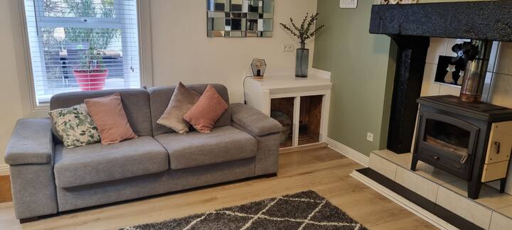 Მისაღები ოთახი გამოსაწევი, გასაშლელი გასაშლელი დივნით