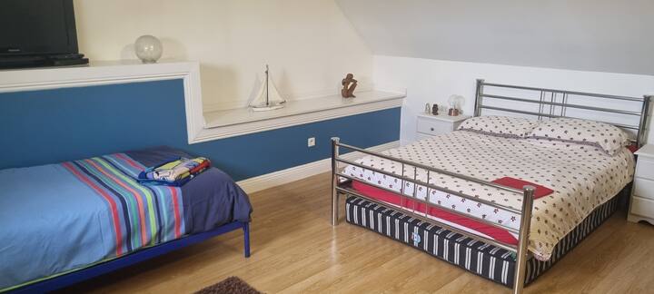 Საძინებელი 2 ორადგილიანი და ერთადგილიანი საწოლით. დამატებითი ორადგილიანი ლეიბი