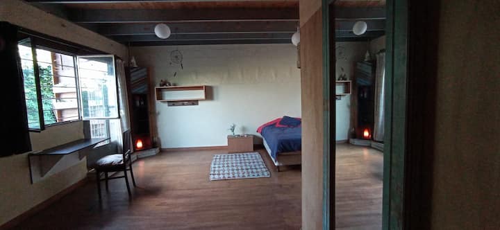 Dormitorio completo para dos personas con ventilación cruzada, muy iluminado y vista al jardín.
Aire acondicionado.