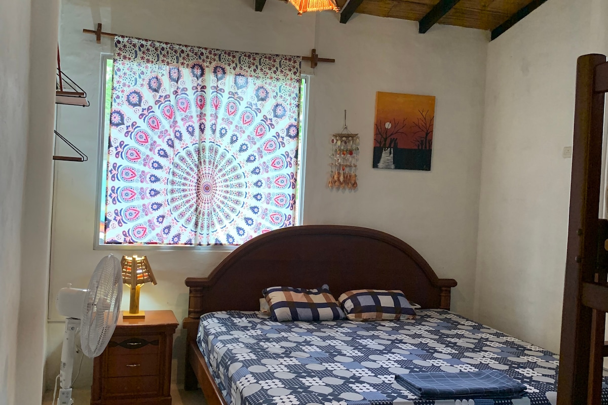 habitación no. 2 
cama de 3 plazas y cama 1 1/2 plazas. 