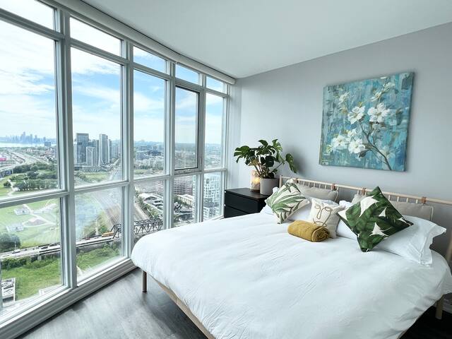 Entire Home Nearby CN Tower & Lake Ontario gallery image 5