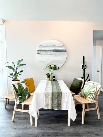 Entire Home Nearby CN Tower & Lake Ontario gallery image 4