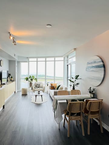 Entire Home Nearby CN Tower & Lake Ontario