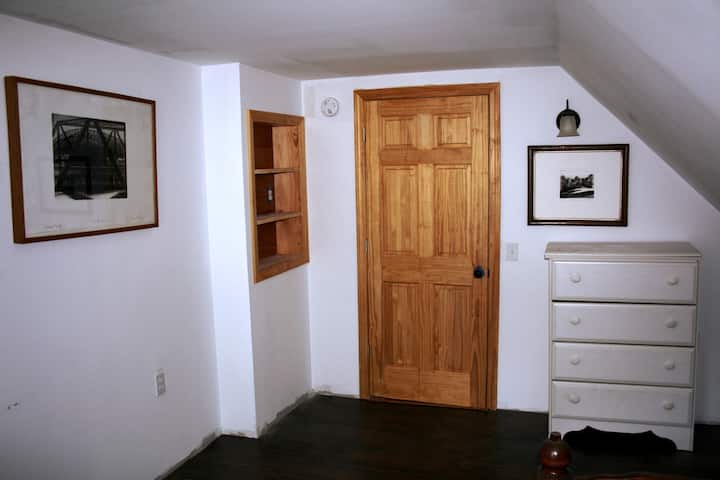 西南卧室，配备标准双人床。