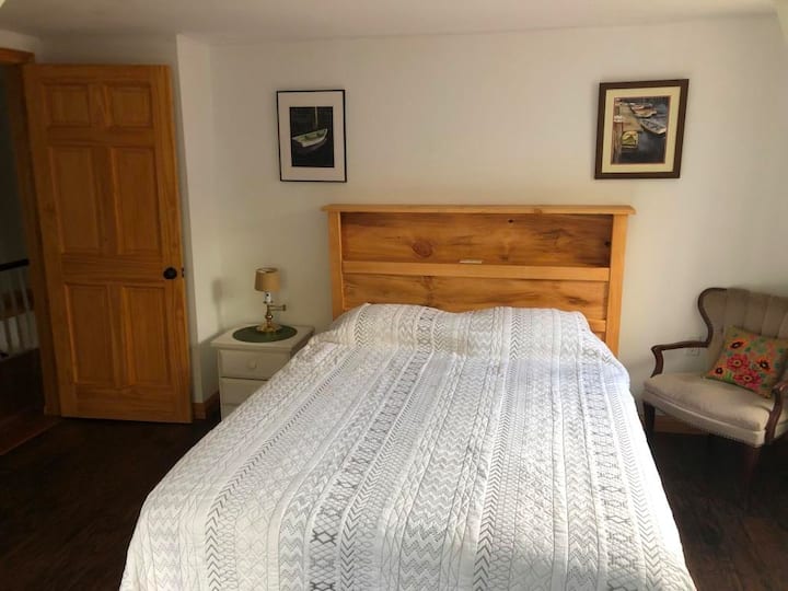 带标准双人床的西北卧室