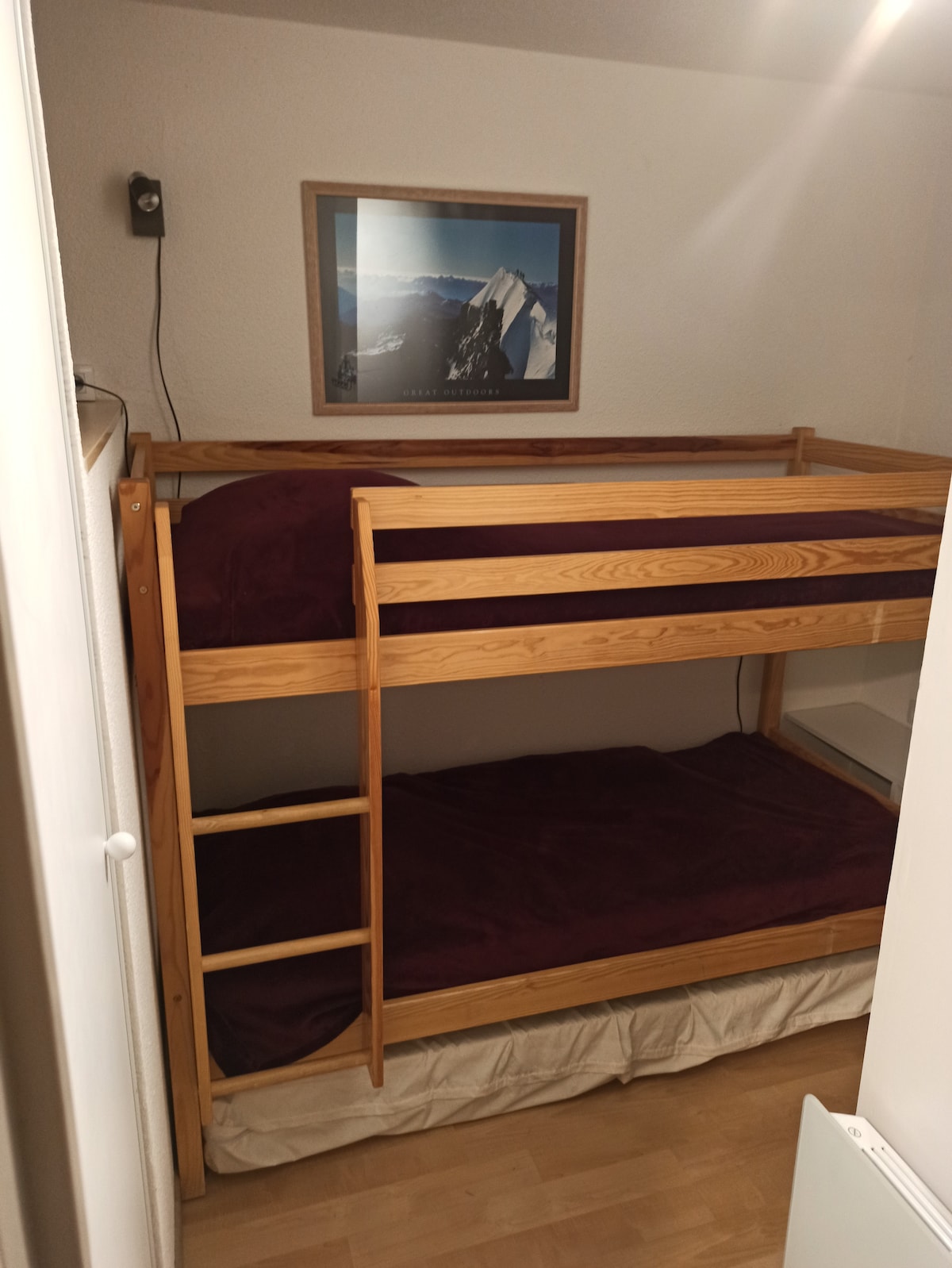 חדר שינה לילדים: 2 מיטות קומתיים 90 ס"מ + מיטת הזזה אחת 80 ס"מ