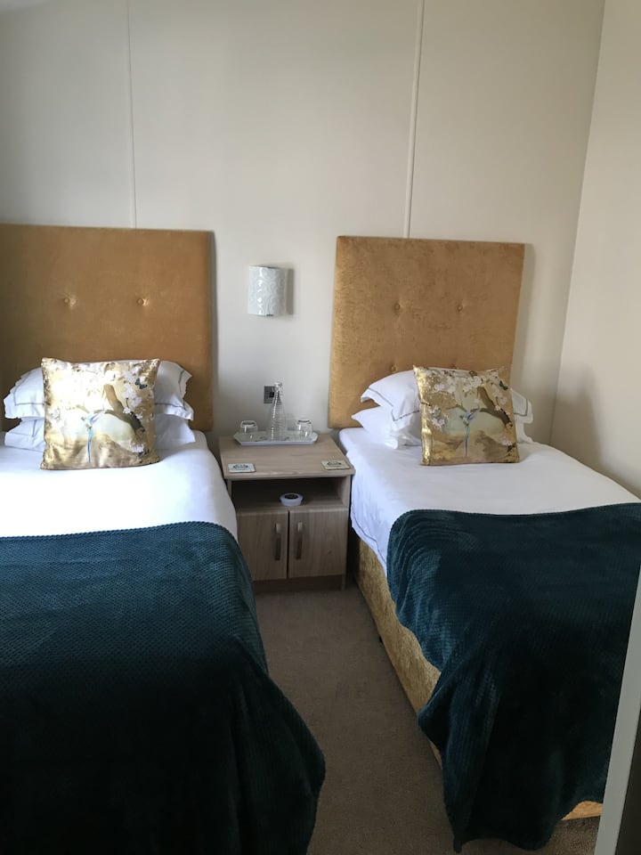 Chumba cha pacha kina TV ya 22", meza ya kuvaa, WARDROBE ya kutembea na mlango wa Jack na Jill bafuni.  Kikausha nywele, pipa la kitani, rafu ya viatu, viango vya nguo, feni, taa za usiku, tishu, taulo, taulo za kuogelea na vitambaa vya uso vinatolewa. 