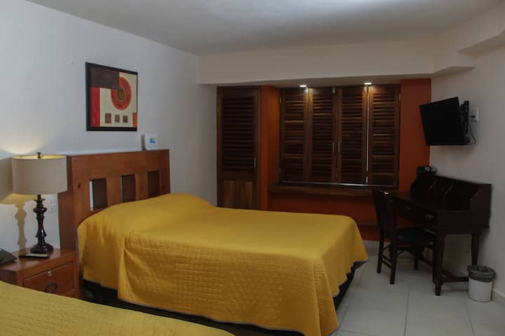 Stôl . /písací stôl