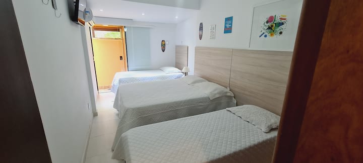 סוויטה 2 - 
2 מיטות יחיד ומיטה זוגית
טלוויזיה, מיזוג אוויר מפוצל, מאוורר תקרה