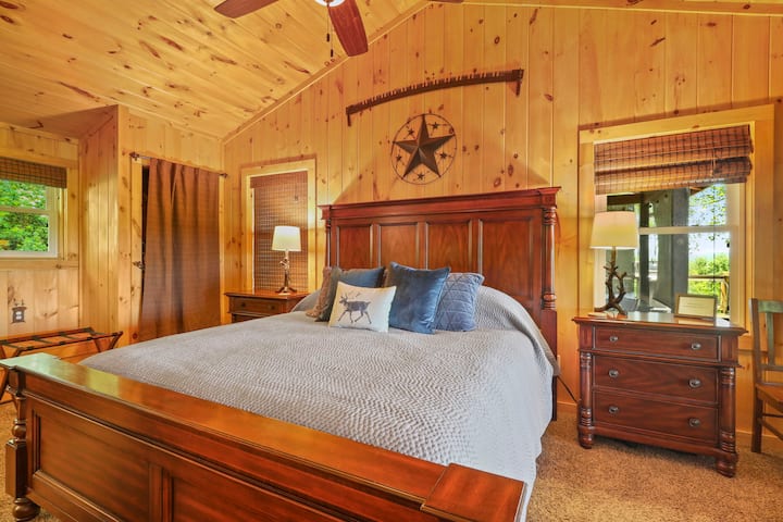 Glavna spavaća soba na katu s bračnim krevetom i TV-om te glavnom kupaonicom