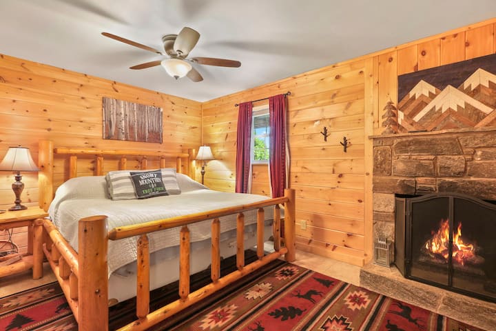 Velika spavaća soba u prizemlju s bračnim krevetom i kaminom na plin