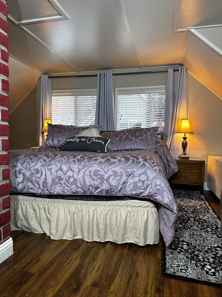 מיטת קליפורניה קינג סייז לחדר שינה מס '3 בקומה העליונה.