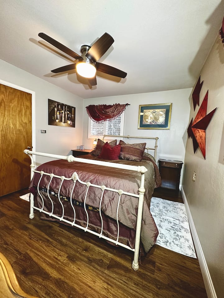 חדר שינה מס '2 בקומה הראשית הוא מאוד נעים עם צבעים חמים ומרגיעים אבל קווים נקיים מאוד.