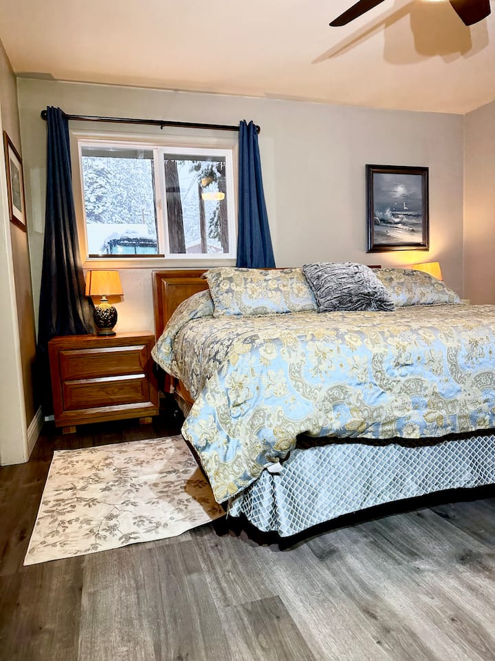 בחדר שינה מספר אחד יש מיטת קינג - סייז ופינת עבודה