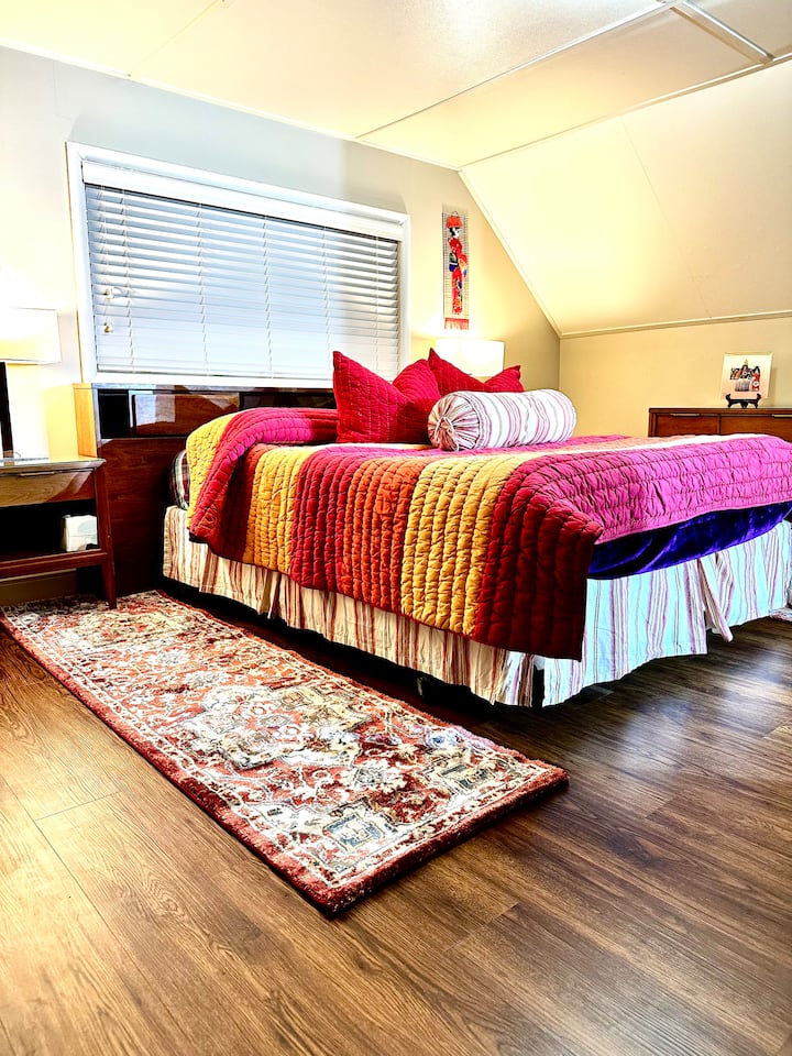 חדר שינה מס '4 בקומה השנייה עם מיטת קווין סייז עם ריצוף ששופץ לאחרונה.