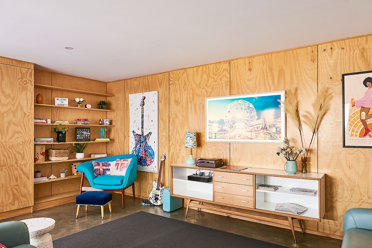 Popular Airbnb listing: Bobby Three One Oh. in Victoria