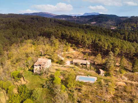 Property in the middle of 12 ha, private pool, 22p